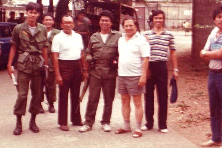 Pastor Marcelo meets soldiers at front gate