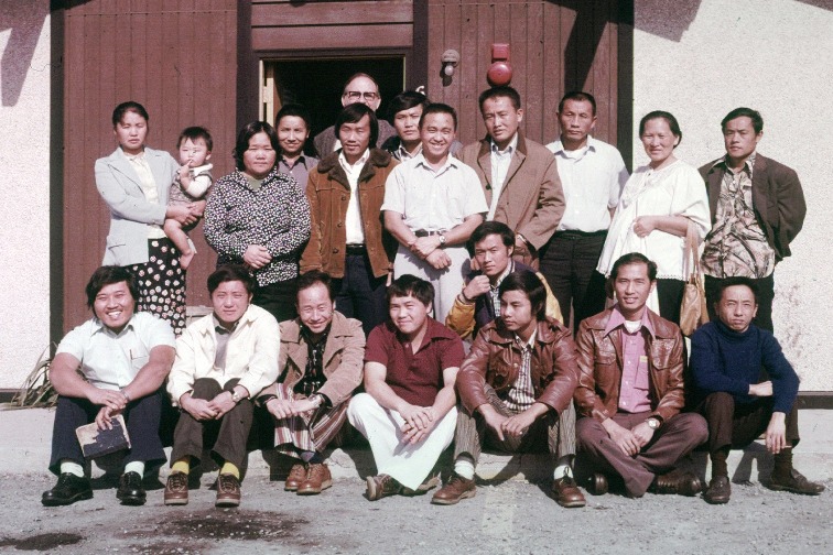 Chong Lee with Hmong refugees in Spokane, Washington